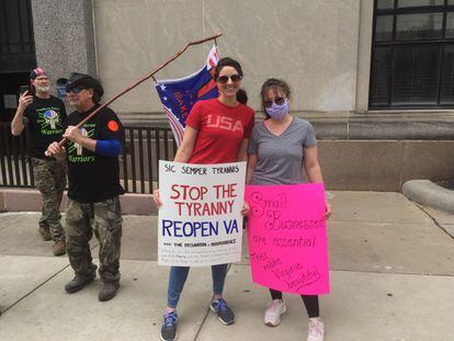 Las hermanas Victoria y Ashlyn Landrum, junto a miembros de los Guerreros Patriotas del Sur, en una protesta en Richmond (Virginia). P. G.