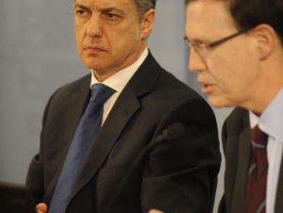 El 'lehendakari', Iñigo Urkullu, durante la presentación de los presupuestos vascos, junto al consejero Gatxagaetxebnarria.