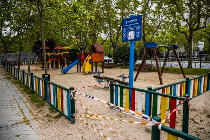 Parque infantil cerrado por el coronavirus en el Paseo de la Castellana. 