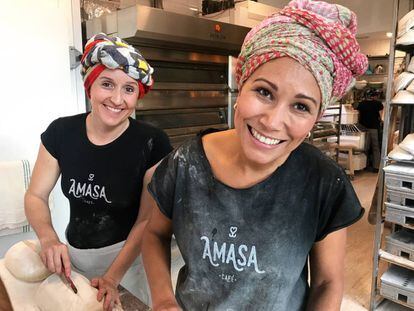 SILENE Y NURIA CON LAS MANOS EN LA MASA / CAPEL
