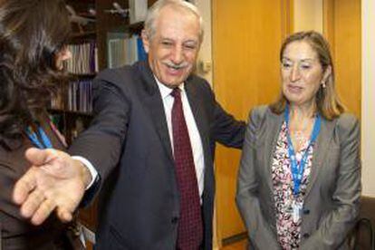 La ministra española de Fomento, Ana Pastor (d), junto al presidente de la Organización de la Aviación Civil Internacional (OACI), Roberto Kobeh, durante el encuentro que han mantenido en la sede del organismo de la ONU en Montreal (Canadá).