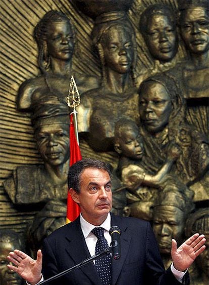 El presidente del Gobierno, José Luis Rodríguez Zapatero, durante la rueda de prensa que ha ofrecido hoy en Abuja.