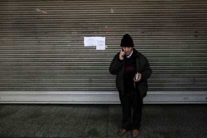Un señor frente a una parada de metro cerrada en Atenas, este jueves, durante durante la huelga general convocada en Grecia. 