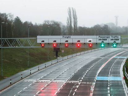 Carreteras de acceso al Eurotúnel, en Folkestone (Reino Unido), el domingo.ç