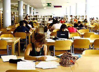 Estudiantes en la biblioteca de la Universidad de Alicante.