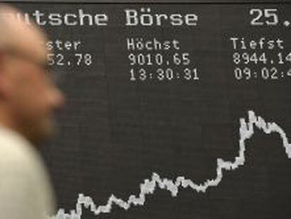 Una pantalla refleja que el &iacute;ndice DAX 30 de la bolsa de Fr&aacute;ncfort (Alemania). 