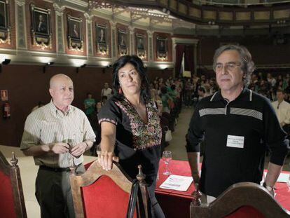 Javier Lostalé, Almudena Grandes y Miguel Ángel Sánchez del Valle, durante la presentación del manifiesto en Madrid