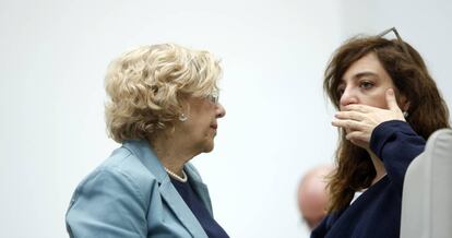 La alcaldesa, Manuela Carmena, y Celia Mayer.