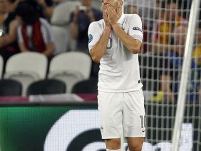 Benzema se lamenta durante el partido
