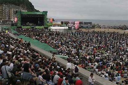 Miles de personas se congregaron ayer en la playa de la Zurriola para ver a Bob Dylan.