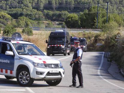 Efectivos de los Mossos d'Esquadra en Subirats.