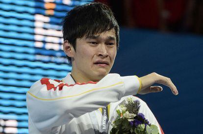 Minutos después, Sun Yang llora en el podio después de recibir la medalla de oro.