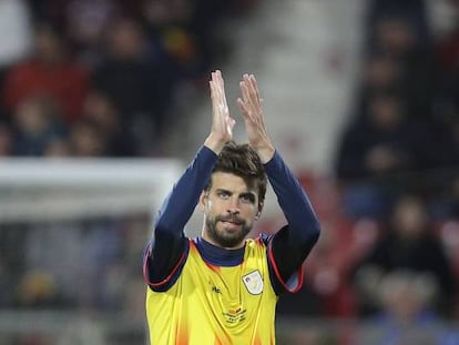 Piqué aplaudeix al públic en ser substituït.