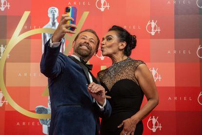 Juan Manuel Bernal y Aida López bromearon con la prensa y se fotografiaron durante la alfombra roja. 