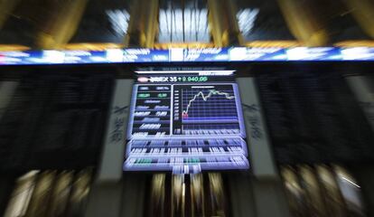 Un panel muestra la evolución del Ibex 35 en el Palacio de la Bolsa en Madrid. / J. LIZÓN (EFE)