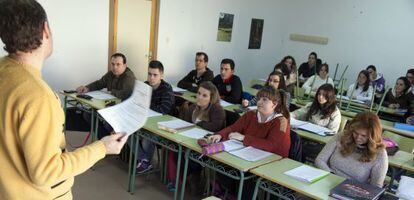 Miguel Ángel Herráiz da clase de matemáticas para adultos. La mayoría de sus alumnos dejó de estudiar con 16 años para irse a trabajar en las fábricas de puertas.