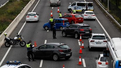 Control policial en la A-3, en Madrid, en abril de 2020, durante el primer estado de alarma.