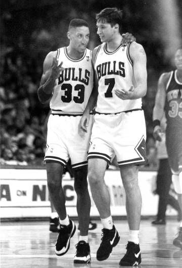 Scottie Pippen junto al croata Toni Kucok en 1993, recién fichado por los Chicago Bulls.