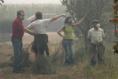 Vecinos de Camariñas listos para combatir el fuego.