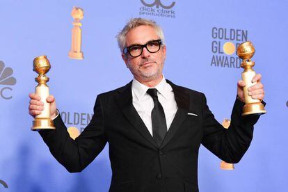 El director mexicano Alfonso Cuarón posa con los dos Globos de Oro como Mejor dirección y Mejor película en lengua extranjera.
