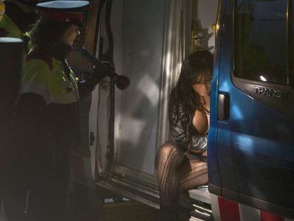 Una de las chicas identificadas por la policía por ejercer la prostitución callejera en Les Corts