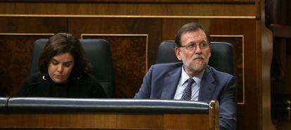 Rajoy durante la intervención de Sánchez en el Congreso, este martes.