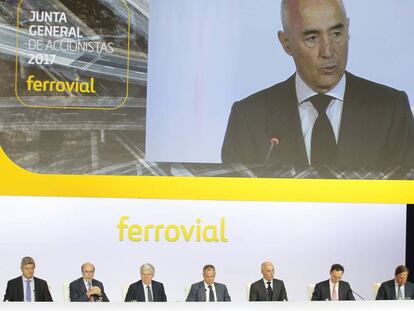 El consejo de Ferrovial, durante la junta de accionistas de 2017, con el presidente Rafael del Pino en la pantalla gigante.