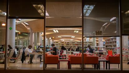 Estudiantes en una biblioteca de la Universidad Complutense de Madrid, el pasado diciembre.