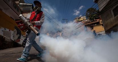 Jornada de fumigación contra el virus del zika en Caracas (Venezuela).