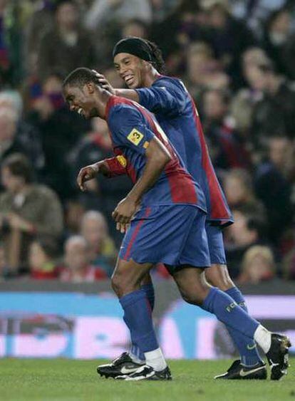 Ronaldinho felicita a Eto&#39;o tras marcar el camerunés el tercer gol del Barça frente al Athletic.