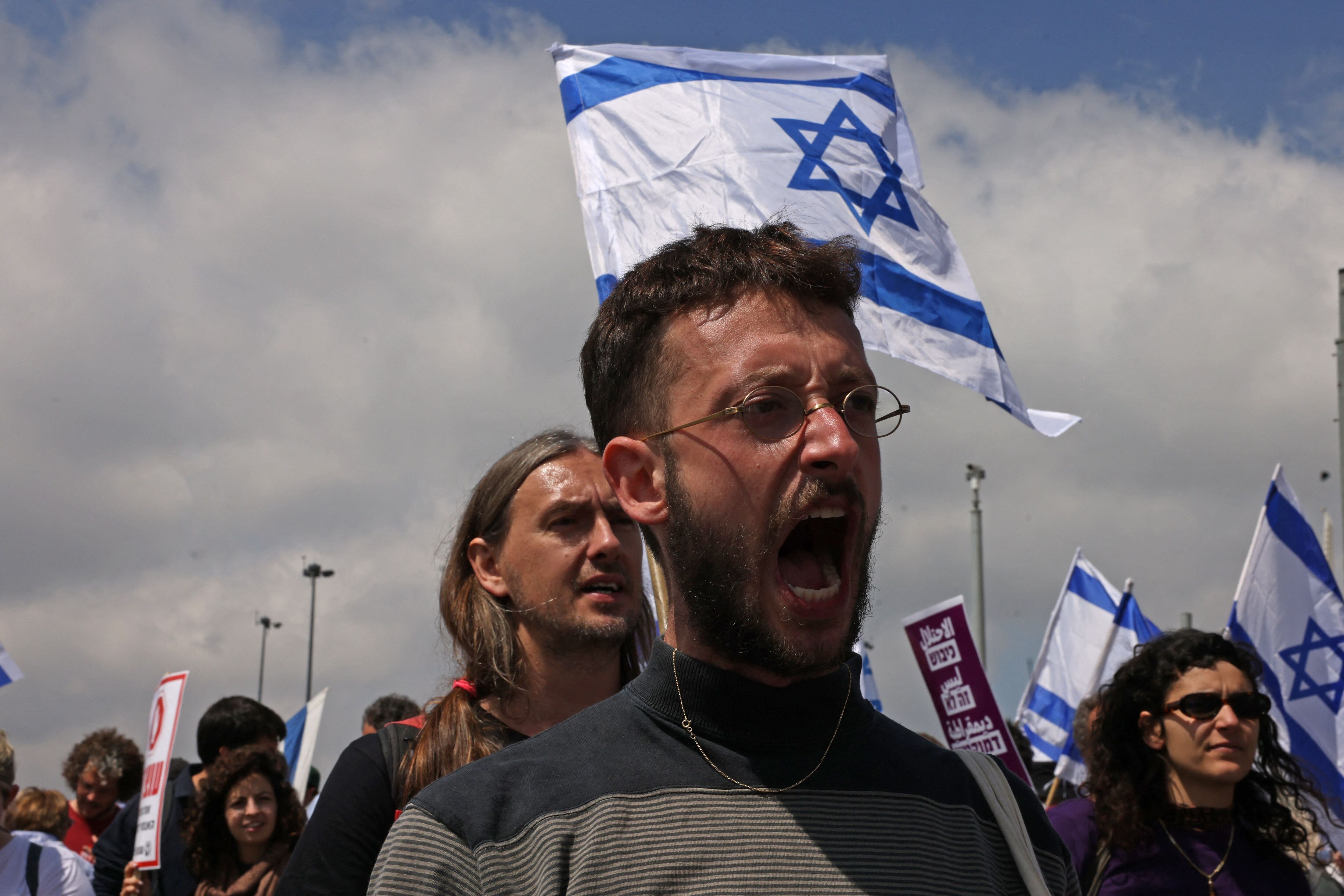 Un manifestante lanza consignas contra el Gobierno de Netanyahu a las puertas del Parlamento en Jerusalén. 