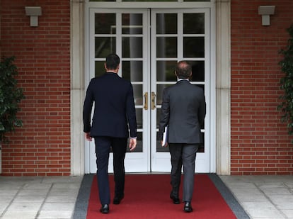 El presidente del Gobierno, Pedro Sánchez, y el líder del Partido Popular, Alberto Núñez Feijóo, en La Moncloa, el 10 de octubre de 2022.