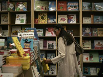 Una asistente a la Feria internacinal del Libro de Guadalajara (FIL)