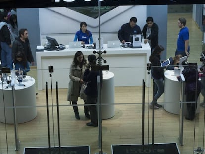 Mujeres comprando en tienda de tecnología en Lima, Perú.