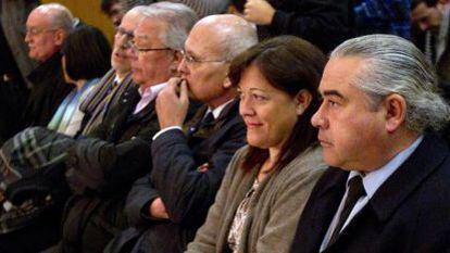 Fidel Pallerols, su mujer, Mari Cruz Guerrero, y Santiago Vallv&eacute;, junto al resto de acusados en el caso Pallerols, en la Audiencia de Barcelona.