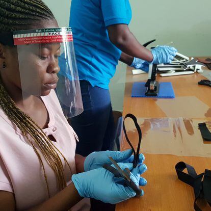 Una trabajadora prepara protectores faciales contra la covid-19 en Dar es Salam, Tanzania, en mayo de 2020.