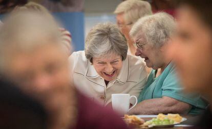 La primera ministra británica, Theresa May, en 2018 durante una visita a un centro social londinense que lucha contra la soledad.