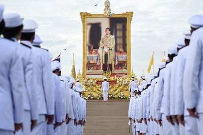 El primer ministro de Tailandia, Prayut Chan-O-Cha y funcionarios saludan un retrato del rey de Tailandia, Maha Vajiralongkorn, durante las celebraciones de su 67 cumpleaños en Bangkok (Tailandia), el 28 de julio de 2019. En la ceremonia de su cumpleaños, el rey Maha Vajiralongkorn convirtió a su amante en una consorte real frente a su esposa, la reina Suthida. De esta manera, la monarquía moderna del país ha admitido públicamente la poligamia, tres meses después de su boda.