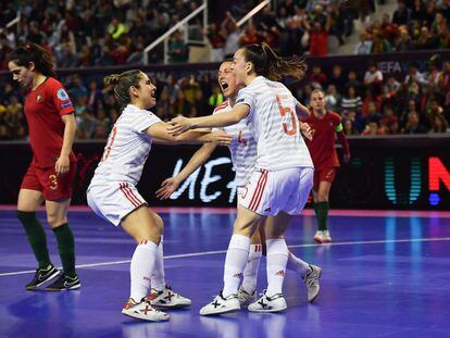 Las jugadoras españolas celebran uno de los goles.