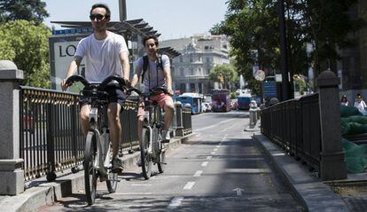 Bicicletas por carriles bici en el centro de Madrid. En esta imagen, ciclistas por la calle Alcal&aacute;. 