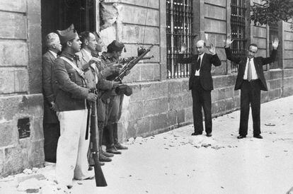 Soldados franquistas enca&ntilde;onan a transe&uacute;ntes durante el alzamiento en Sevilla.