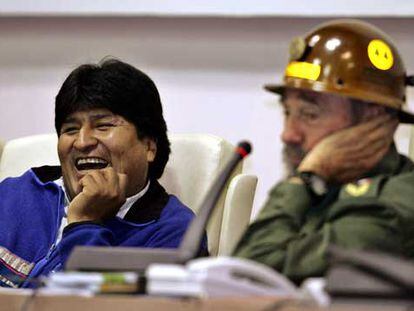 Evo Morales sonríe junto a Fidel Castro durante un encuentro con estudiantes bolivianos en La Habana.