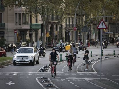 Cotxes i biciletes a la plaça de Tetuan de Barcelona.