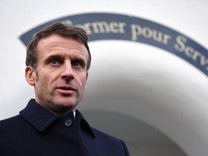 El presidente francés, Emmanuel Macron, durante su visita de este 25 de noviembre a la escuela de la Gendarmería francesa en Longvic, cerca de Dijon.