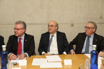 El conseller Mas-Colell entre els alcaldes de Salou, Enric Granados (esquerra), i el de Vila-seca, Josep Poblet (dreta).