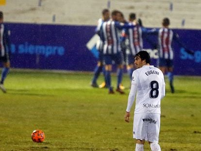 El jugador del Huesca Eugeni Valderrama, tras un gol del Alcoyano, en la anterior ronda de la Copa del Rey.