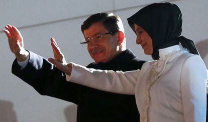 El primer ministro turco, Ahmet Davutoglu saluda junto a su mujer tras la victoria en Ankara.