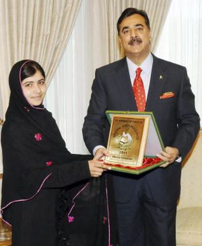 El primer ministro de Pakistán premia a Malala Yousafzai, en diciembre, por defender la educación de las niñas.