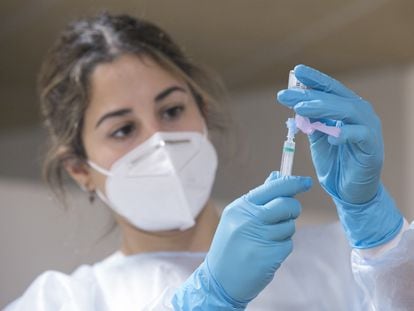 Una enfermera prepara la segunda dosis de la vacuna Pfizer-BioNTech contra el coronavirus, el pasado lunes, en Gijón.