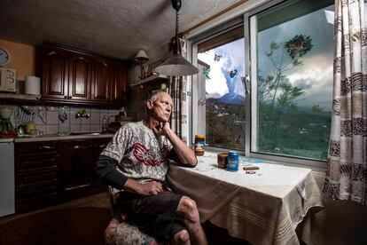 Hartmut Boog, en la cocina de su casa del barrio de Tacande, en el municipio de El Paso (La Palma).